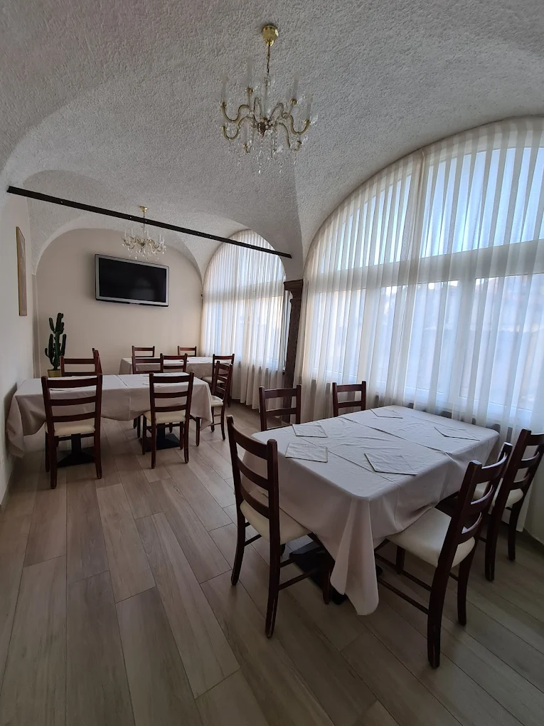 Sala con la volta a botte dell'Osteria Antica, apparecchiata per un evento