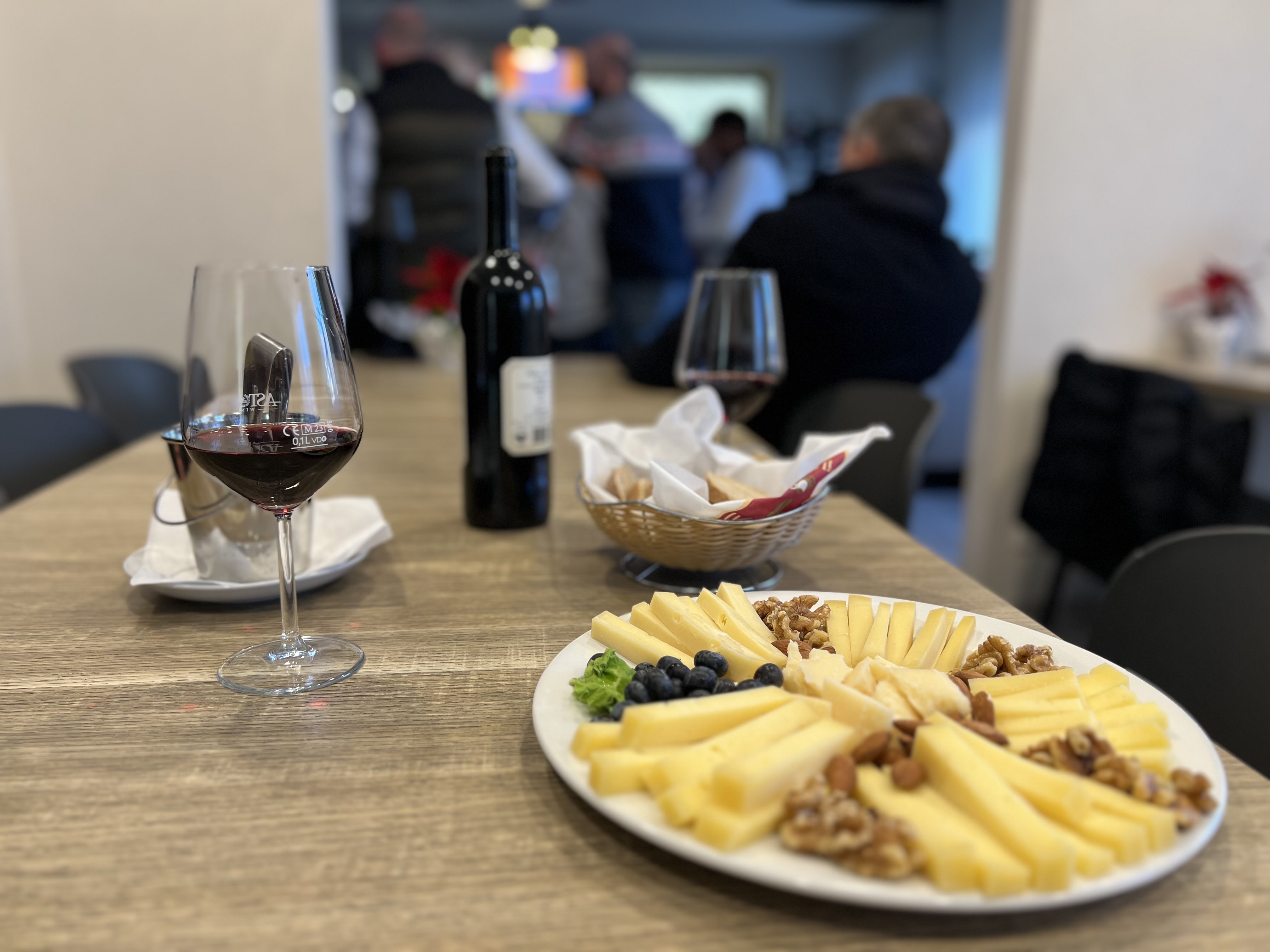 Tagliere di formaggi per l'aperitivo.