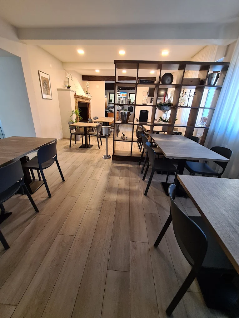 Bar con il camino di marmo